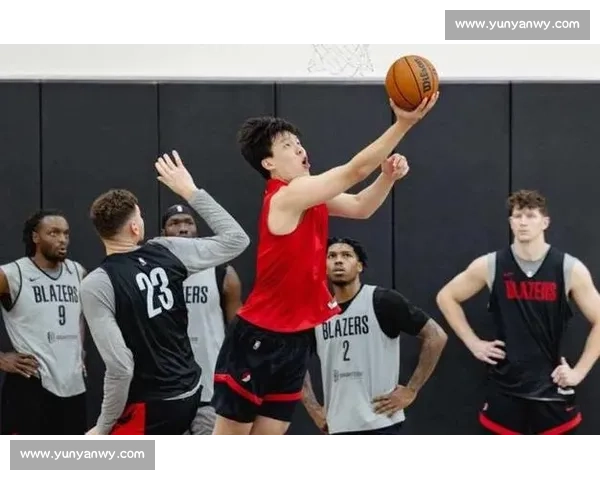 杨瀚森开拓者首日：拥抱阿夫迪亚，笑谈汉堡，16 号球衣开启新章